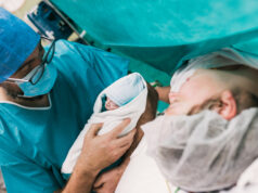 https://www.vecteezy.com/photo/59116481-male-doctor-showing-newborn-baby-to-mother