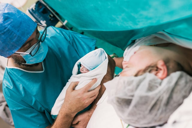 https://www.vecteezy.com/photo/59116481-male-doctor-showing-newborn-baby-to-mother
