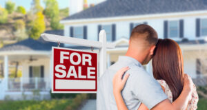 https://www.vecteezy.com/photo/16444313-military-couple-looking-at-house-with-for-sale-real-estate-sign-in-front