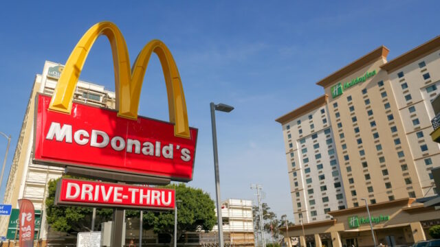 https://www.vecteezy.com/photo/2031377-mcdonald-s-sign-with-hotels-in-background-in-los-angeles-california