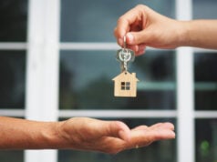 https://www.vecteezy.com/photo/19568713-home-buyers-are-taking-home-keys-from-sellers-sell-your-house-rent-house-and-buy-ideas