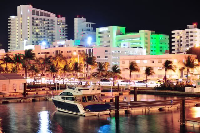 Miami south beach street https://www.vecteezy.com/photo/8310802-miami-south-beach-street