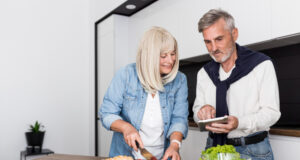 https://www.freepik.com/free-photo/couple-cooking-together-kitchen_10299205.htm#fromView=search&page=1&position=17&uuid=35ad4031-8e45-4092-ab36-9c42c7d13246&query=elder+couple+making+salad