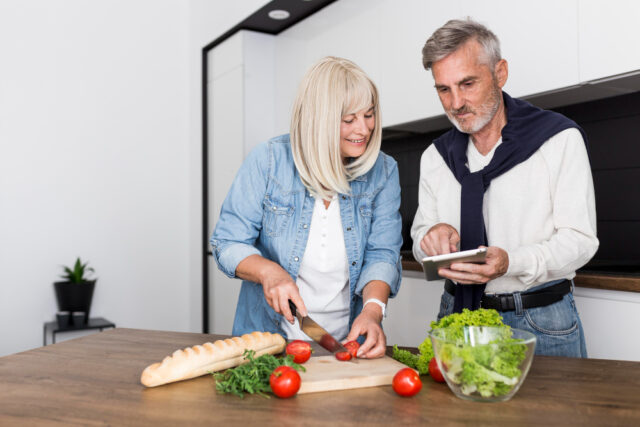 https://www.freepik.com/free-photo/couple-cooking-together-kitchen_10299205.htm#fromView=search&page=1&position=17&uuid=35ad4031-8e45-4092-ab36-9c42c7d13246&query=elder+couple+making+salad
