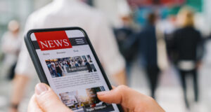 https://www.freepik.com/premium-photo/online-news-mobile-phone-close-up-businesswoman-reading-news-articles-smartphone-screen-application-hand-holding-smart-device-mockup-website-newspaper-portal-internet_28376740.htm#fromView=search&page=1&position=14&uuid=6dc8aae1-dd57-495f-92f6-5426f90c3fed&query=digital+newspaper