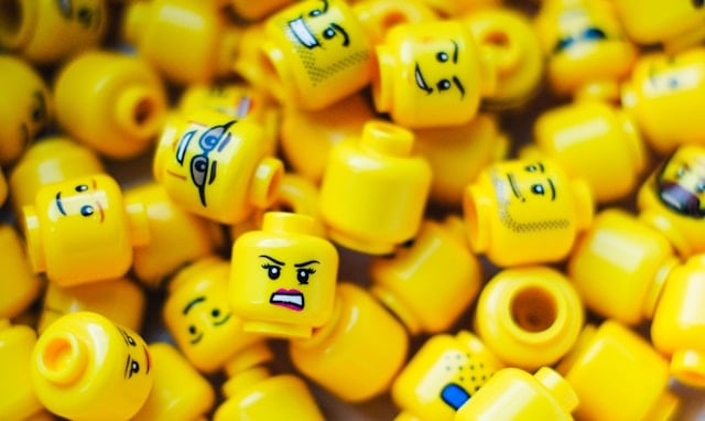 https://unsplash.com/photos/lego-minifig-head-toy-lot-v8pL84kvTTc