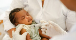 https://www.vecteezy.com/photo/13944117-close-up-of-the-hand-and-needle-doctor-holds-syringe-to-vaccinate-newborn-baby-one-month-old-with-injection-concept-clinic-pediatrician-health-check-vaccine-antivirus-for-infant