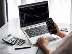 https://www.vecteezy.com/photo/3605192-online-investment-via-smartphone