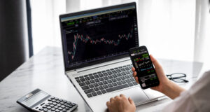 https://www.vecteezy.com/photo/3605192-online-investment-via-smartphone