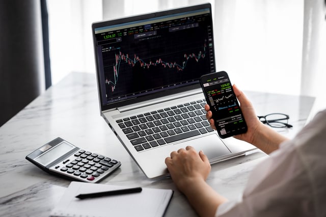 https://www.vecteezy.com/photo/3605192-online-investment-via-smartphone