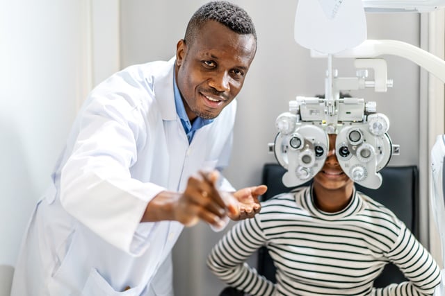 Optician doing optometry eye exam for black african american tee https://www.vecteezy.com/photo/8063451-optician-doing-optometry-eye-exam-for-black-african-american-teen-girl-patient-male-optometrist-with-phoropter-while-examining-patient