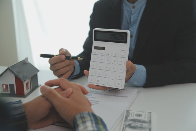 Real estate agent and customer signing contract to buy house, in https://www.vecteezy.com/photo/34136963-real-estate-agent-and-customer-signing-contract-to-buy-house-insurance-or-loan-real-estate-rent-a-house-get-insurance-or-loan-real-estate-or-property