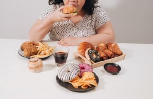 https://www.freepik.com/premium-photo/curvy-female-preparing-eat-hamburger-overeating-problem-depression_16955744.htm#from_element=cross_selling__photo
