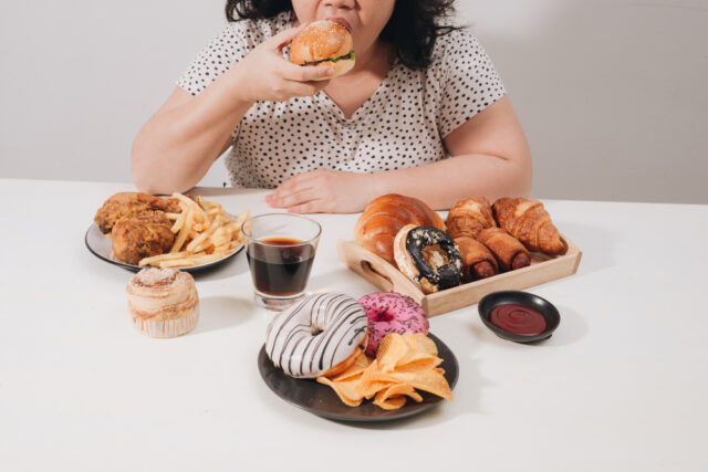 https://www.freepik.com/premium-photo/curvy-female-preparing-eat-hamburger-overeating-problem-depression_16955744.htm#from_element=cross_selling__photo