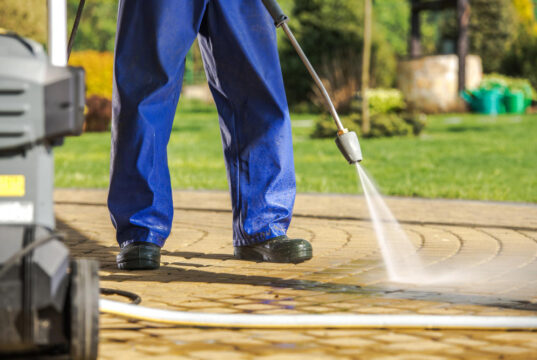 https://www.freepik.com/premium-photo/worker-pressure-washer_52470273.htm#fromView=search&page=1&position=5&uuid=92903560-fd65-472b-8606-d63158e9d228&query=pressure+washing