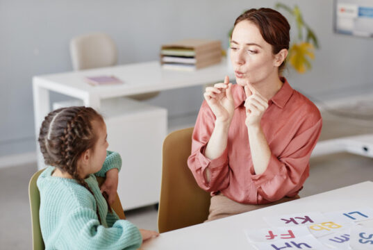 https://www.freepik.com/premium-photo/english-teacher-teaching-pronunciate-words_21104240.htm#fromView=search&page=1&position=11&uuid=2264b124-8391-4d06-bc68-152a4f4fb058&query=sp