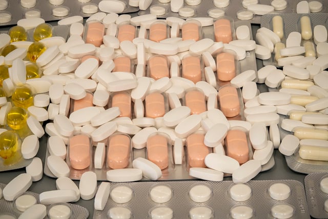 A collection of assorted pills and capsules is spread over a flat surface https://www.vecteezy.com/photo/55626756-a-collection-of-assorted-pills-and-capsules-is-spread-over-a-flat-surface