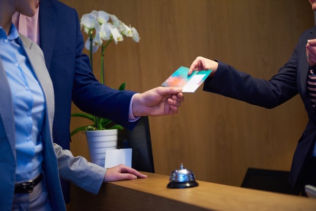 Couple on a business trip doing check-in at the hotel https://www.vecteezy.com/photo/12534104-couple-on-a-business-trip