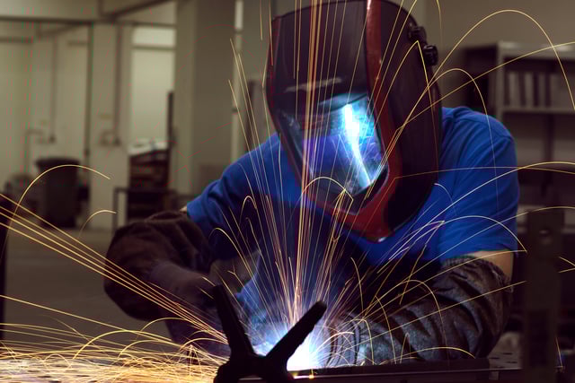 Professional Heavy Industry Welder Working Inside factory, Wears Helmet and Starts Welding. Selective Focus https://www.vecteezy.com/photo/31058736-professional-heavy-industry-welder-working-inside-factory-wears-helmet-and-starts-welding-selective-focus