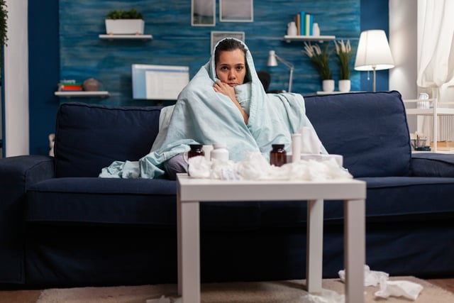 Sick woman wrapped in blanket on sofa at home https://www.vecteezy.com/photo/49381356-sick-woman-wrapped-in-blanket-on-sofa-at-home-feeling-cold-ill-with-virus-disease-sickness-illness-symptoms-young-caucasian-adult-with-infection-flu-temperature-headache-sitting-on-couch