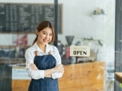 https://www.vecteezy.com/photo/7389695-smiling-waitress-or-cafe-business-owner-entrepreneur-looking-at-camera