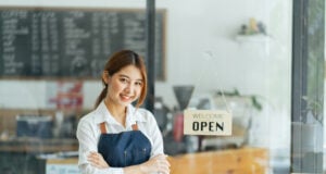 https://www.vecteezy.com/photo/7389695-smiling-waitress-or-cafe-business-owner-entrepreneur-looking-at-camera