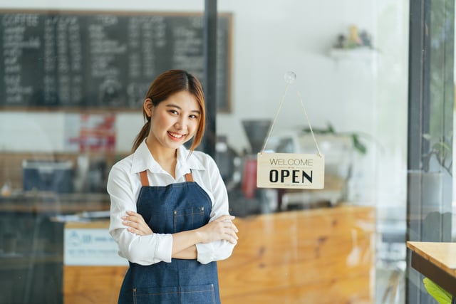 https://www.vecteezy.com/photo/7389695-smiling-waitress-or-cafe-business-owner-entrepreneur-looking-at-camera