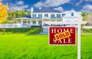 https://www.vecteezy.com/photo/16433690-sold-home-for-sale-sign-in-front-of-new-house