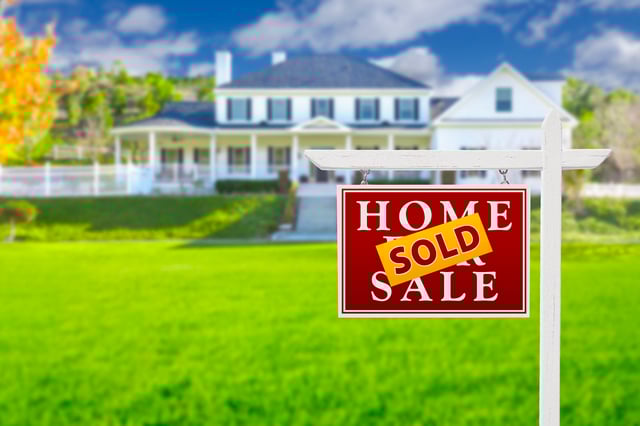 Sold Home For Sale Real Estate Sign in Front of Beautiful New House. https://www.vecteezy.com/photo/16433690-sold-home-for-sale-sign-in-front-of-new-house