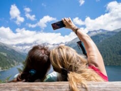 https://www.vecteezy.com/photo/47754563-two-female-friends-take-a-selfie-sitting-on-a-wooden-bench