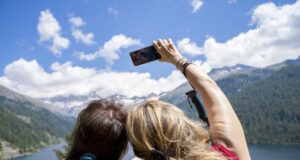 https://www.vecteezy.com/photo/47754563-two-female-friends-take-a-selfie-sitting-on-a-wooden-bench