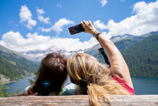 https://www.vecteezy.com/photo/47754563-two-female-friends-take-a-selfie-sitting-on-a-wooden-bench
