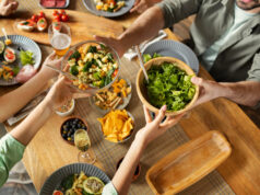 https://www.freepik.com/free-photo/close-up-friends-with-delicious-salad_14099782.htm#from_element=cross_selling__photo