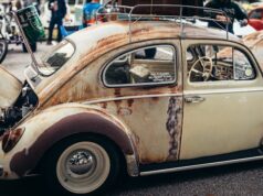 https://www.pexels.com/photo/rusty-volkswagen-beetle-at-public-show-15646655/