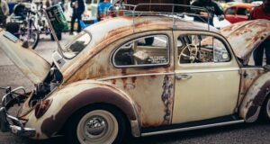 https://www.pexels.com/photo/rusty-volkswagen-beetle-at-public-show-15646655/