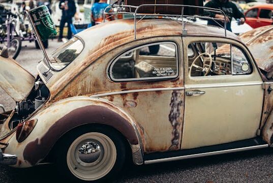 https://www.pexels.com/photo/rusty-volkswagen-beetle-at-public-show-15646655/