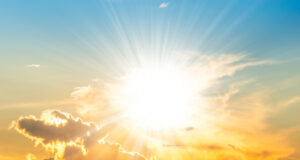 Showers linger Thursday and Monday, but South Florida enjoys a beautiful, sunny, and warm weekend with low 80s.