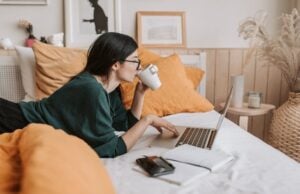 https://www.pexels.com/photo/woman-using-laptop-and-drinking-beverage-in-bed-4050415/