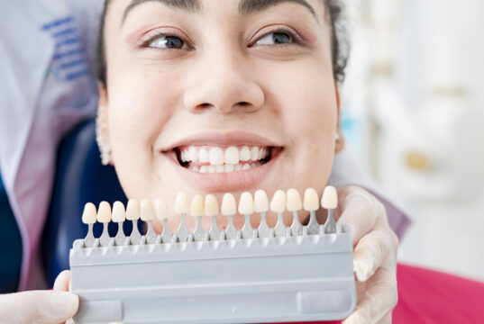 https://www.vecteezy.com/photo/27613780-dentist-holding-a-set-of-implants-with-various-shades-of-tone-patient-selecting-the-shade-of-dental-implant-implant-tooth-shade-selection-dentist-showing-dental-prosthesis-shades-to-patient