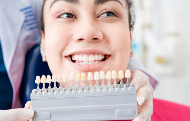 https://www.vecteezy.com/photo/27613780-dentist-holding-a-set-of-implants-with-various-shades-of-tone-patient-selecting-the-shade-of-dental-implant-implant-tooth-shade-selection-dentist-showing-dental-prosthesis-shades-to-patient