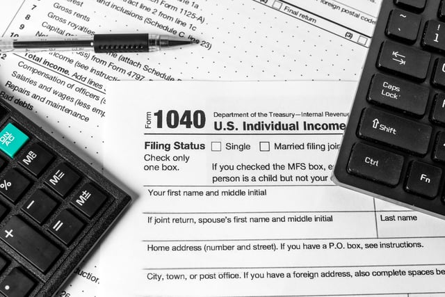 Filing online taxes before deadline https://www.vecteezy.com/photo/67764613-filing-online-taxes-before-deadline
