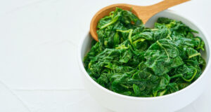 https://www.vecteezy.com/photo/22850277-close-up-green-cook-leaf-spinach-salad-in-white-bowl-on-white-table-background-leaves-spinach-or-heap-of-spinach-food-salad