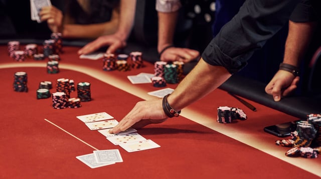 Close up view of elegant young people's hands that playing poker in casino https://www.vecteezy.com/photo/15247829-close-up-view-of-elegant-young-people-s-hands-that-playing-poker-in-casino