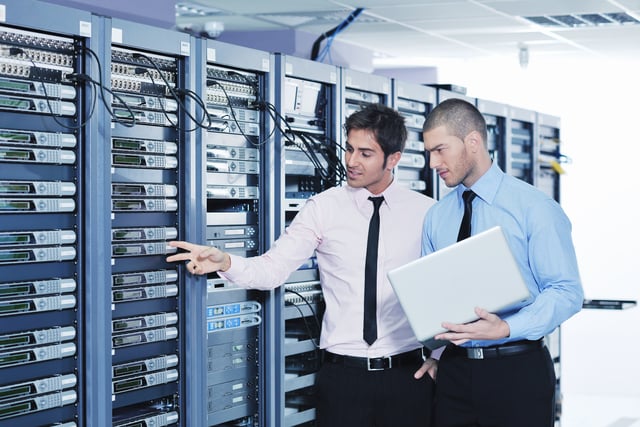 it enineers in network server room https://www.vecteezy.com/photo/11582710-it-enineers-in-network-server-room