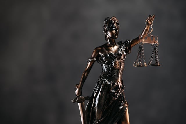 https://www.pexels.com/photo/themis-sculpture-with-libra-8112201/