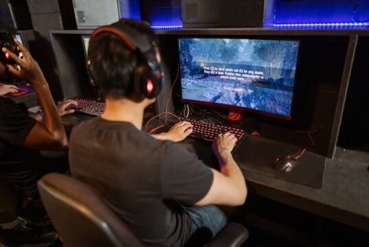https://www.pexels.com/photo/man-playing-computer-game-7915229/
