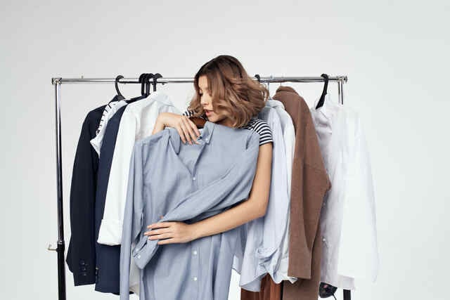 cheerful woman trying on clothes shop retail light background https://www.vecteezy.com/photo/22310127-cheerful-woman-trying-on-clothes-shop-retail-light-background