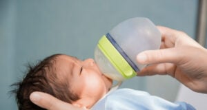 https://www.magnific.com/free-photo/newborn-baby-is-being-fed-from-small-bottle-hospital_5938091.htm#fromView=search&page=1&position=3&uuid=2e8c0627-fc6a-4658-98b1-bc8e6d94627d&query=warming+baby+milk