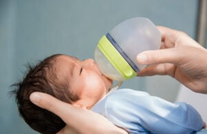 https://www.magnific.com/free-photo/newborn-baby-is-being-fed-from-small-bottle-hospital_5938091.htm#fromView=search&page=1&position=3&uuid=2e8c0627-fc6a-4658-98b1-bc8e6d94627d&query=warming+baby+milk