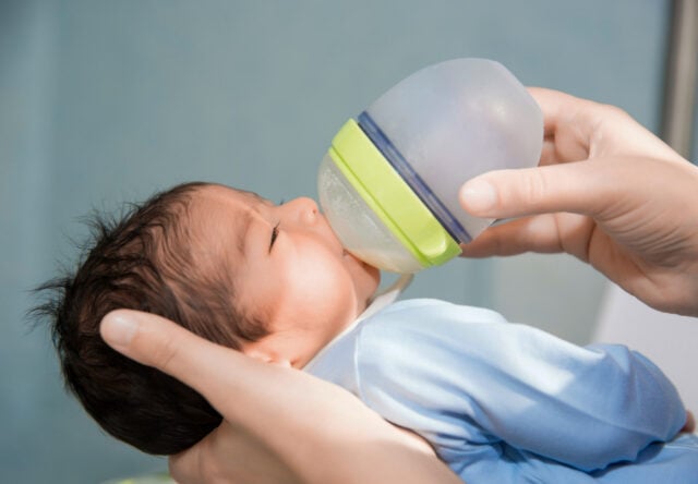 https://www.magnific.com/free-photo/newborn-baby-is-being-fed-from-small-bottle-hospital_5938091.htm#fromView=search&page=1&position=3&uuid=2e8c0627-fc6a-4658-98b1-bc8e6d94627d&query=warming+baby+milk